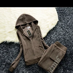 Juicy sätte  - Hej jag säljer mitt juicy sätt för 550kr har typ aldrig använt de och de är i storlek S-M sms till mig om ni har frågor eller ni undra något! 💙💕