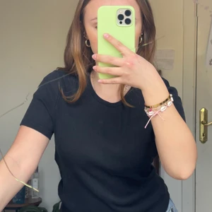 Svart ribbad t-shirt - Svart ribbad t-shirt från United colors of benetton. Säljer pga lite för stor för mig. Väl använd men i bra skick. Vit fläck på tröjans baksida (se bild 3). Spårbar frakt ingår i priset 💕