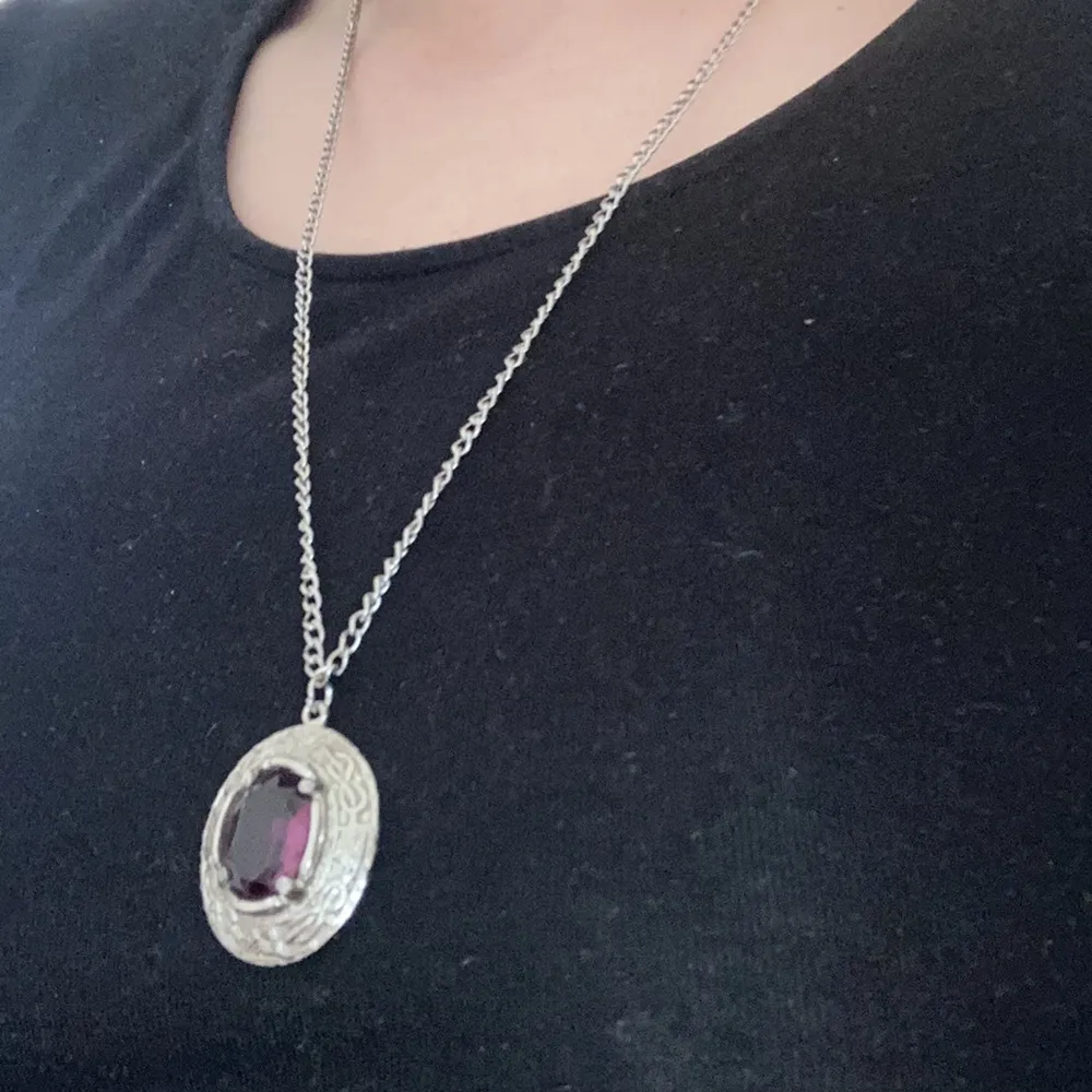 Silvrigt halsband med lila sten i😁 Knappt använt!. Accessoarer.