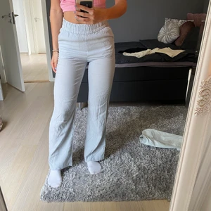 Ljusblå byxor - Tunna ljusblå, somriga byxor. Raka/utsvängda. Säljer då de blivit lite för små för mig. Bra skick men kan behöva strykas