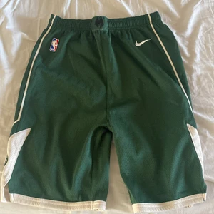 Basket shorts - Ett par basket shorts Milwaukee Bucks shorts  som jag har köpt på nike Officiell. Storleken är 170 har använts några få gånger och sitter bra i midjan. Pris kan diskuteras.