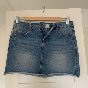 Kjol - Fin blå jeanskjol från pieces! Använd men i bra skick 💙vet inte exakta storleken då det ej finns någon lapp man skulle säga XS 