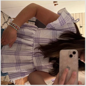 Topp från asos - Superduperfin topp från asos med ett jättefint mönster och söta axlar!! Passar perfekt till ett par jeans eller shorts nu när sommaren snart kommer😍✨⚡️