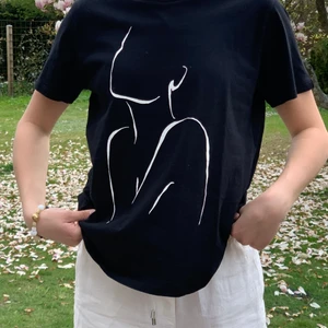 Even & Odd - Snygg t-shirt med tryck. Står inte storlek men passar allt från XS-M beroende på hur oversized man vill ha den 