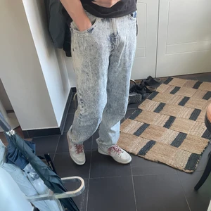 Axel Arigato Jeans - Axel arigato jeans i jättebra skick, inge tecken på användning. Storlek 31, jag är 182 cm lång och passar mig bra. Kom pm för fler bilder, kan fraktas och mötas upp Stockholm!