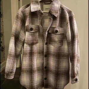 Skjortjacka st s/xs - Använd 1-2 gånger,Trendig jacka som många har och uppskattar.Pris kan diskuteras kan mötas och skicka mot porto,ställ gärna frågor💗Ny pris ca 500kr