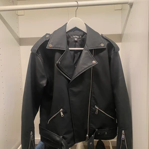 Svart Skinnjacka - Skinnjacka ifrån Missguided, använd några få gånger är inget fan av skinnjackor längre därför är den till försäljning. Storlek 36/S