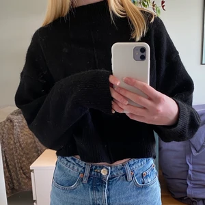 Stickad svart tröja - Superfin stickad svart tröja från Gina Tricot premium quality. Den har långa armar men inte jättelång utan typ ner till höften.