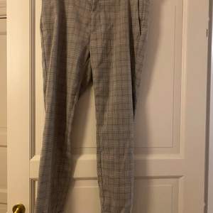 Snygga gråa rutiga kostymbyxor i storlek 32 från HM