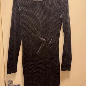 Glittrig svart klänning från Bubbelroom. Köpt för 1 år sedan använd 1 gång. Köpt för 500kr