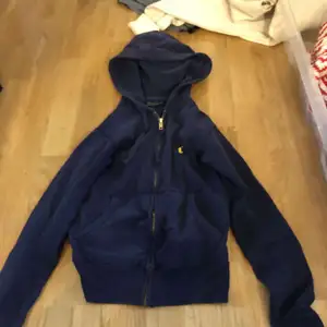 En mörkblå zip hoodie ifrån Ralph lauren i st xs