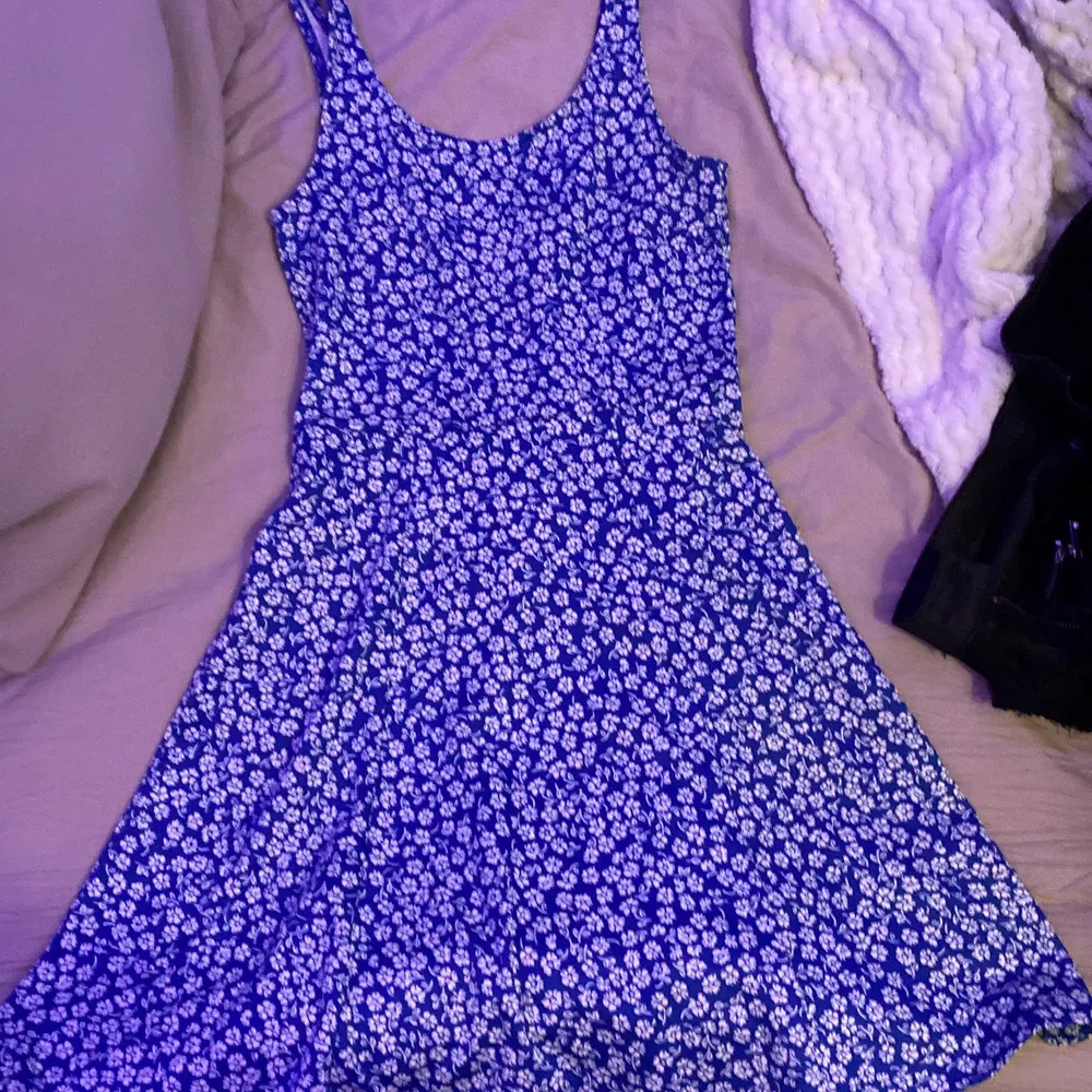 Jätte fin blå klänning, sitter tajt i midjan på mig dom vanligtvis har S❤️ jätte fin o så men är tyvärr för kort på mig som är 165cm . Klänningar.