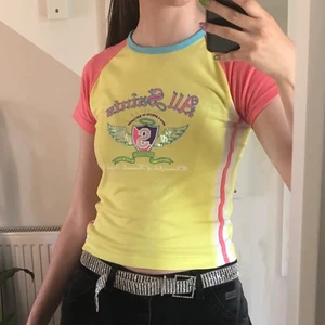 babytee - babytee köpt för ett par år sen. strl 134/140 men passar som en xs/s. stretchig