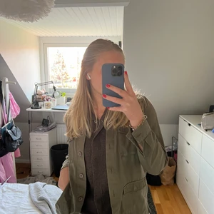 Assnygg grönjacka! - Säljer min jättefina gröna jacka! Älskar gröna jackor! Bra skick. Väldigt användbar under våren och sommaren nu. Hör av dig om du är intresserad, köparen står för frakten.❤️‍🔥✌🏻😸🥰