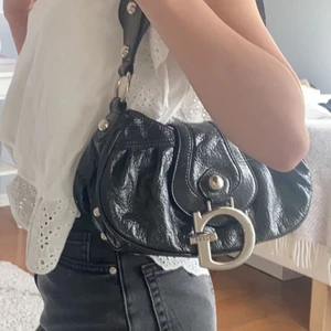 Guess väska - Inga skador alls, skit snygg💕 var inte rädd för att ställa frågor