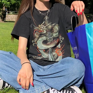 svart t-shirt med tryck - en av mina favorittröjor💞💞💞köpt secondhand. skulle säga att materialet är av bra kvalitet! ganska tjockt. står att det är en strl M men känns lite större. 