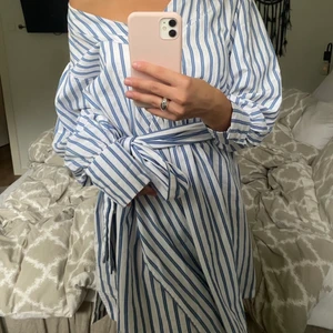 Skjortklänning - Säljer nu denna skjortklänning som inte längre kommer till användning. Den är så fin och fram för allt bekväm, går även att knyta och justera hur man vill. Köparen står för frakt!❤️