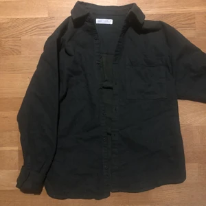 Zara overshirt  - Helt ny aldrig använd! Säljer då jag tycker den satt lite stort när jag testade den