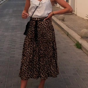 Långkjol i leopardmönster  - En superfin långkjol i leopardmönster från zara. Den är plisserad i tyget, med en slit på sidan och ett band i midjan, väldigt luftig och skön. 😍 Storlek XS men passar även mig som brukar ha S. Kan både skicka (även spårbart) och mötas upp i Göteborg ✨