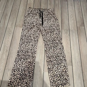 Byxor  - Leopard byxor från Gina tricot.