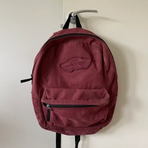 Vans ryggsäck  - Mycket använd men bra kvalitet så inga defekter. Kan behövas tvätta så blir den som ny. Perfekt ryggsäck köpt ungefär 2013. Skriv om du är intresserad 💕