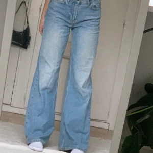 Jeans  - Säljer dessa fina jeans från Junkyard, dom är i stl 25/ xs/s  och har ”wide legs”. Jag är stl XS och för mig är dom pyttelite för stora för hur jag vill att dom ska sitta. Men skulle säga dom passar xs/s! Pris går att diskutera! Köparen står för frak 📦 💕