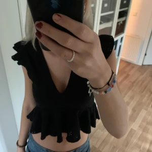 Svart topp - Säljer denna trendiga topp i storlek s!!🤩🤩