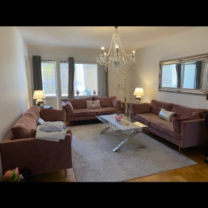 2 soffor och bord till salu  - Hej säljer 2 av mina gammalrosa velvet soffor samt mitt glasbord. Ena soffan har en defekt på benet vilket har hänvisats till i priset. Båda sofforna (2st) säljs för 3000kr. Originalpris 7000 st.  Bordet säljs för 600. 