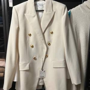 Vit zara blazer med guld knappar. Aldrig använd. Prislapp kvar. Nypris 1295kr Strl S 