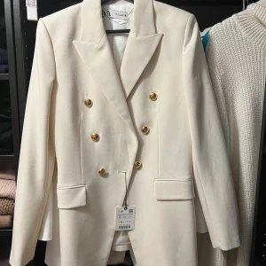 Vit zara kavaj / blazer med guld knappar - Vit zara blazer med guld knappar. Aldrig använd. Prislapp kvar. Nypris 1295kr Strl S 
