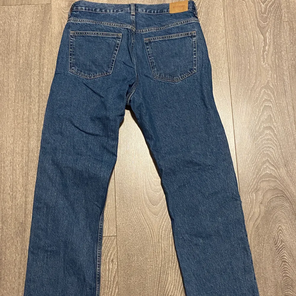 blåa jeans från weekday, space modellen. köpte från sellpy men har aldrig använt själv. frakt tillkommer. Jeans & Byxor.