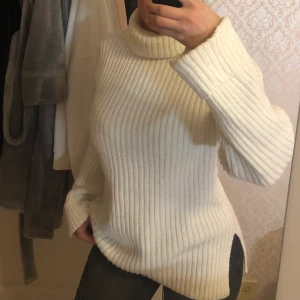 Vit stickad tröja - Sparsamt använd, bra skick, från nakd