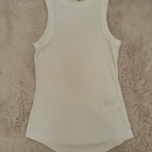 Topp - En vit ribbad topp från H&M, i storlek s.