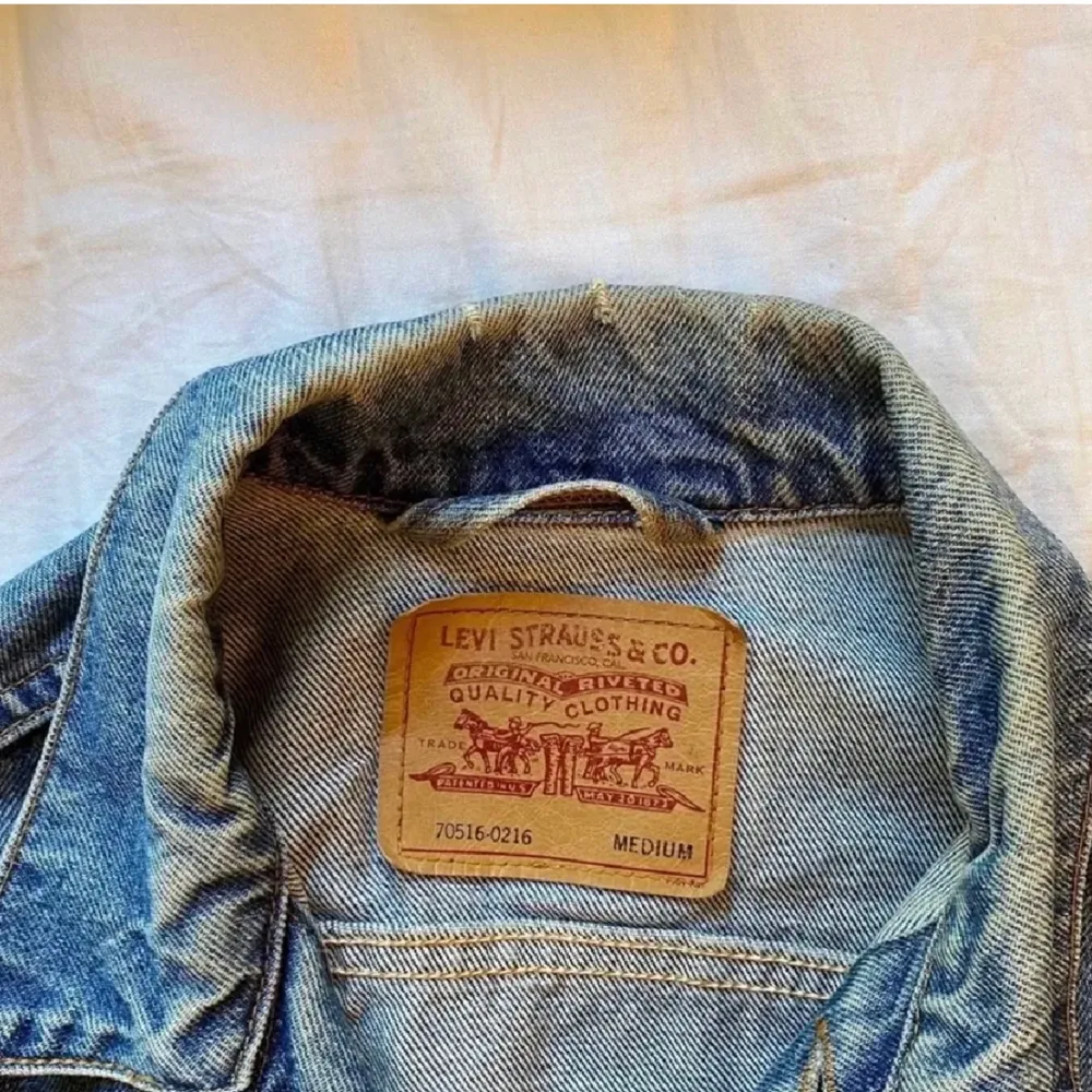 Säljer en såå snygg jeansjacka från Levis som jag har köpt här på plick men den va tyvärr för kort för mig som e 175 cm💖💞💖 den är avklippt sen innan så fickorna är inte hela osv. Bilderna är lånade från tidigare ägare!!!!!!!. Jackor.