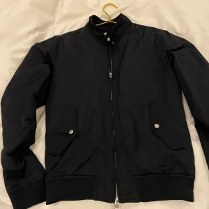 J.Lindeberg vindjacka - Säljer en fin vindtät jacka från J.Lindeberg. Smidig med flera fickor samt en lite högre krage med knappar.