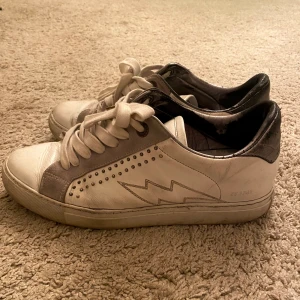 Zadig sneakers - Slutsålda Zadig sneakers💕 Slitna på insidan där vid hälen men på utsidan så är de bara smutsigt och som jag kan torka bort😊 2400kr nypris. Storlek 41 men passar mig som brukar ha 39/40 också