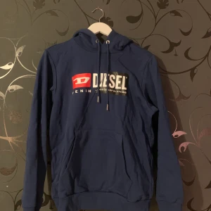 Diesel luvtröja  - Säljer min marinblåa diesel tröja i storlek S  Aldrig använd 🌸