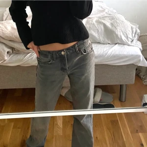 Grå jeans - Skit snygga lågmidjade jeans från zara 