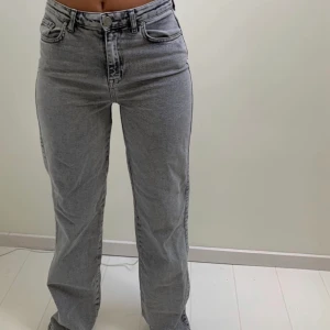Grå jeans - Skitsnygga grå jeans från Madlady, använda fåtal tillfällen och sitter mycket bra, bra längd på mig som är 173 med långa ben, stretchiga så passar 36/38, köpta för 599