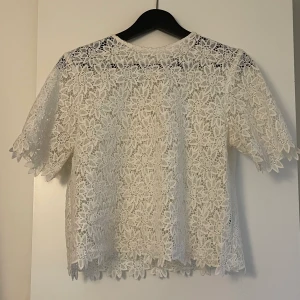 ZARA topp i spets - Vit spetstopp från Zara i mycket bra skick! 