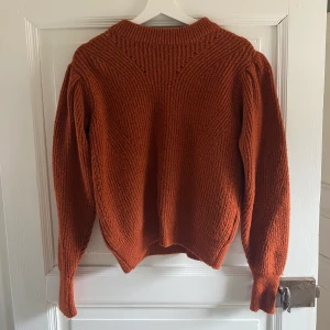 Höstig stickad med puffärm - Använd ett par gånger. Jätte härlig färg men sitter inte bra på mig längre. Är brun/röd/orange.