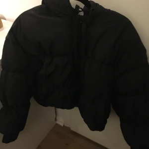 Divided dunjacka  - Svart snygg dunjacka ifrån h&m strl 36