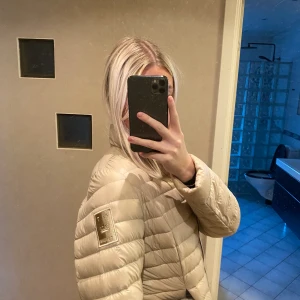 Jacka - Aldig använd. Storlek L men passar mig som har S!! 200kr, köparen står för frakt!! 🤎🤍