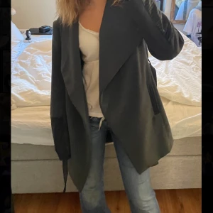 Grå kappa - Fin kappa i storlek L från vero Moda. Perfekt nu till hösten. Bra skick. Kan frakta eller mötas upp!