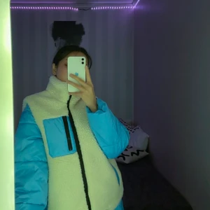 ASOS  - En jättefint pufferjacka med avtagbar teddyväst med storlek 32, är slutsålt i denna storlek, har aldrig använt det! 