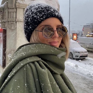 Svart mössa & vantar - Svart mössa & svarta vantar från Alvii! Mössan för 150kr, vantarna för 100kr Köparen står för frakt. (Lånade bilder)