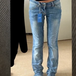 low waist jeans  - säljer dessa skit snygga low waist boot cut ish jeans pg av lite användning! jag har oftast storlek 34 i byxor