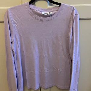 Longsleeve t-shirt  - Långärmad t-shirt i lila från Weekday. Använd en gång ! 