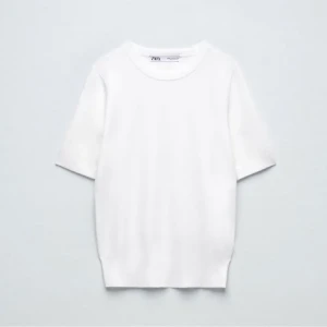 Zara t shirt  - Stickad Zara t shirt, storlek S. 200kr