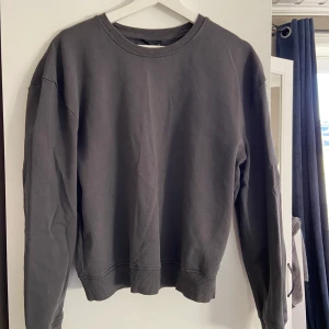 Tröja - Mörkgrå Sweatshirt från Kappahl i strl S. Nyskick.